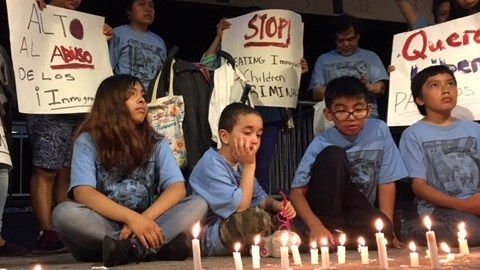 Niños inmigrantes de Harlem solidarizándose con los niños encerrados en Harlem en una protesta el 28 de junio