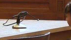 A ambos niños un juez les pregunta si saben lo que es un abogado o si tienen uno que los represente.