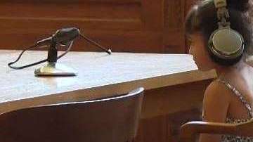 A ambos niños un juez les pregunta si saben lo que es un abogado o si tienen uno que los represente.