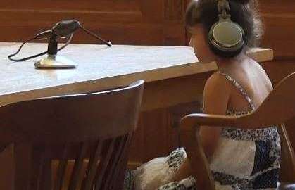 A ambos niños un juez les pregunta si saben lo que es un abogado o si tienen uno que los represente.