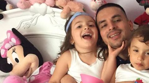 Pablo Villavicencio en casa junto a sus hijas Luciana y Antonia tras ser liberado por ICE
