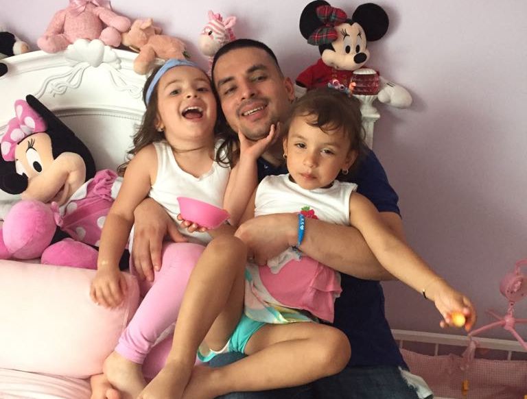 Pablo Villavicencio en casa junto a sus hijas Luciana y Antonia tras ser liberado por ICE