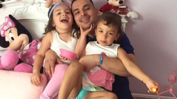 Pablo Villavicencio en casa junto a sus hijas Luciana y Antonia tras ser liberado por ICE