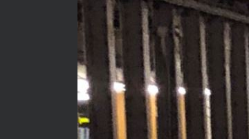 Los usuarios se encontraron con unos paneles azules bloqueando la salida del túnel.
