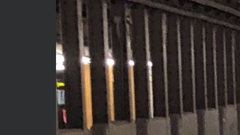 Los usuarios se encontraron con unos paneles azules bloqueando la salida del túnel.