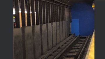 Los usuarios se encontraron con unos paneles azules bloqueando la salida del túnel.