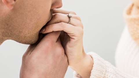 Más allá de entregar un anillo de compromiso y organizar la ceremonia de la boda, los novios comprometidos deben hablar, reflexionar y educarse sobre ciertos temas prematrimoniales.