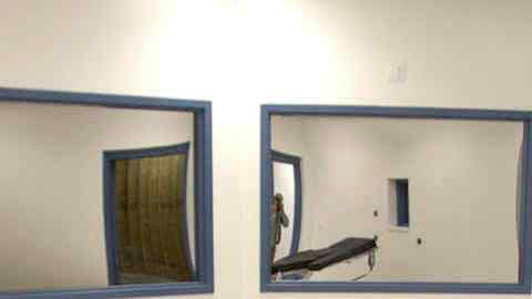 Cámara de ejecuciones con inyección letal de Nevada. A la derecha, foto sin data de Clayton Lockett.