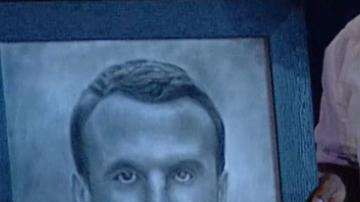 Una niño de 11 años sorprende al presidente francés, Macron, con un retrato.