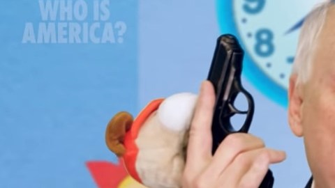 Así enseñarían a niños a preparar un arma.