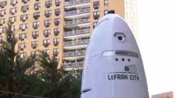 La robot en pleno patrullaje