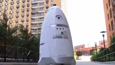 La robot en pleno patrullaje