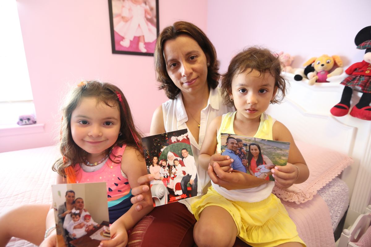 Esposa de Pablo Villavicencio, Sandra Chica con sus hijas, Luciana y Antonia en su casa de Long Island.
Villavicencio fue arrestado por ICE en la base militar en Brooklyn luego que repartiera comida a soldados.