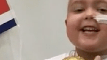 Un niño de Inglaterra es un fanático de su selección y los apoya mientras se somete a radioterapia.