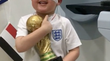 Un niño de Inglaterra es un fanático de su selección y los apoya mientras se somete a radioterapia.