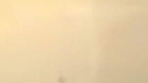 Un niño apaga el "Fuego de la libertad".