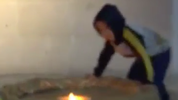 Un niño apaga el "Fuego de la libertad".
