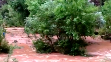 La lluvia hizo que aumentara el nivel del río arrastando todo a su paso.