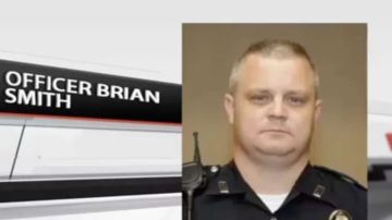 El oficial de policía  Brian Smith que insultó y realizó comentarios racistas en la red.