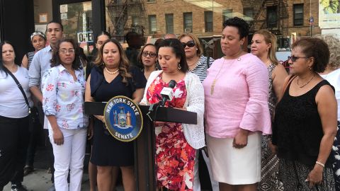 Senadora Marisol Alcántara y asambleísta Alicia Hyndman junto a peluqueras y esteticistas