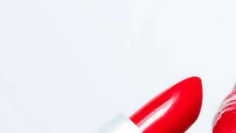 Un labial rojo destaca la personalidad y la belleza de cualquier mujer.