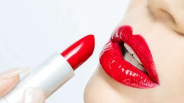 Un labial rojo destaca la personalidad y la belleza de cualquier mujer.