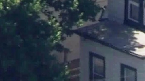 La camioneta se incrustó en la posada
