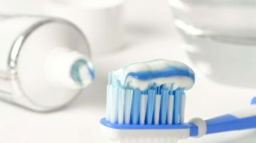 La pasta de dientes contiene triclosán.