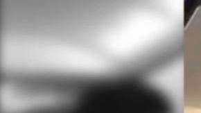 El hombre no hallaba la forma para guardar su maleta.