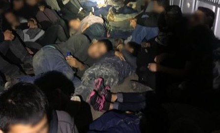 Los inmigrantes viajaban amontonados en el vehículo.