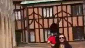 La mujer estaba posando para una fotografía cuando el guardia la aventó.