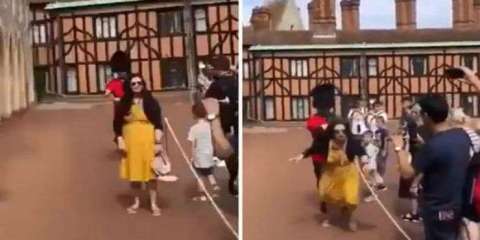 La mujer estaba posando para una fotografía cuando el guardia la aventó.