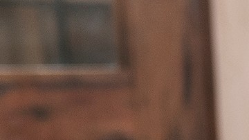 Una madre amamanta a su hijo en un restaurante