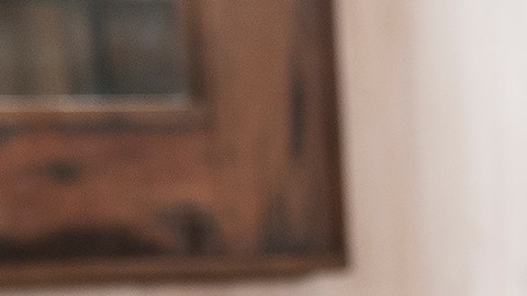 Una madre amamanta a su hijo en un restaurante