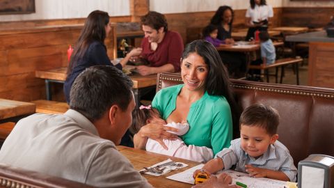 Una madre amamanta a su hijo en un restaurante