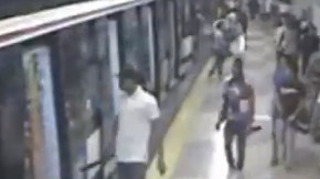 El grupo lo lidera un hombre de camisa blanca que carga un machete.