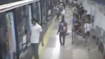 El grupo lo lidera un hombre de camisa blanca que carga un machete.