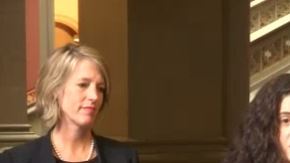 La candidata a fiscal general, Zephyr Teachout, y las trabajadoras del Legislativo en Nueva York acosadas por políticos, Rita Pasarell,  Erica Vladimer, Leah Hebert, y Elizabeth Crothers.