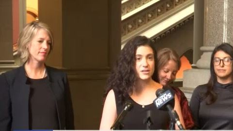 La candidata a fiscal general, Zephyr Teachout, y las trabajadoras del Legislativo en Nueva York acosadas por políticos, Rita Pasarell,  Erica Vladimer, Leah Hebert, y Elizabeth Crothers.