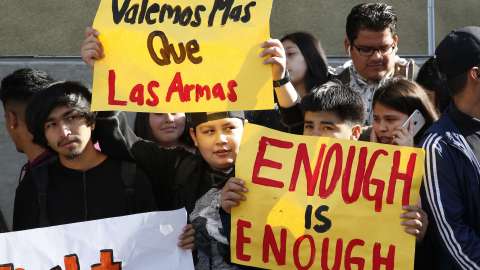 A nivel nacional, estudiantes han exigido control de armas para evitar tiroteos.