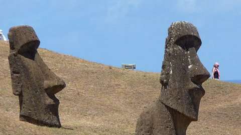 La Isla de Pascua recibe cada vez más turistas y algunos deciden quedarse.