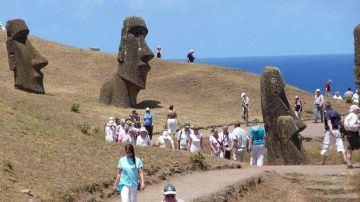 La Isla de Pascua recibe cada vez más turistas y algunos deciden quedarse.