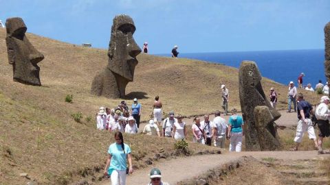 La Isla de Pascua recibe cada vez más turistas y algunos deciden quedarse.