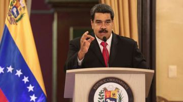 "Estoy de pie, vivo y victorioso", exclamó Maduro.