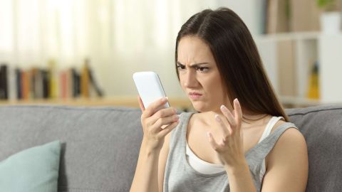 Los fraudes y las noticias falsas son un problema en WhatsApp.