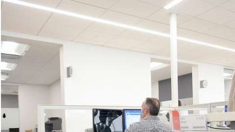 Hay computadoras que permiten trabajar de pie.