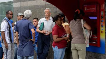 Los venezolanos en busca de bolívar soberano.