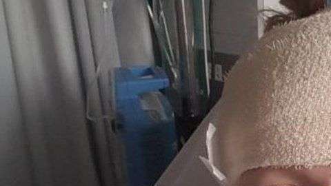 Sarah-May Philo en la mesa de operaciones.