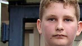 Lee-Anne Cartier con las cenizas de su hermano Phil en compañía de su otro hermano y su sobrino.