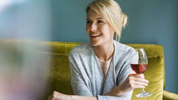 Tomar una copa de vino al día no es un hábito saludable, dice uno de los estudios más completos realizados hasta ahora sobre el consumo de alcohol.